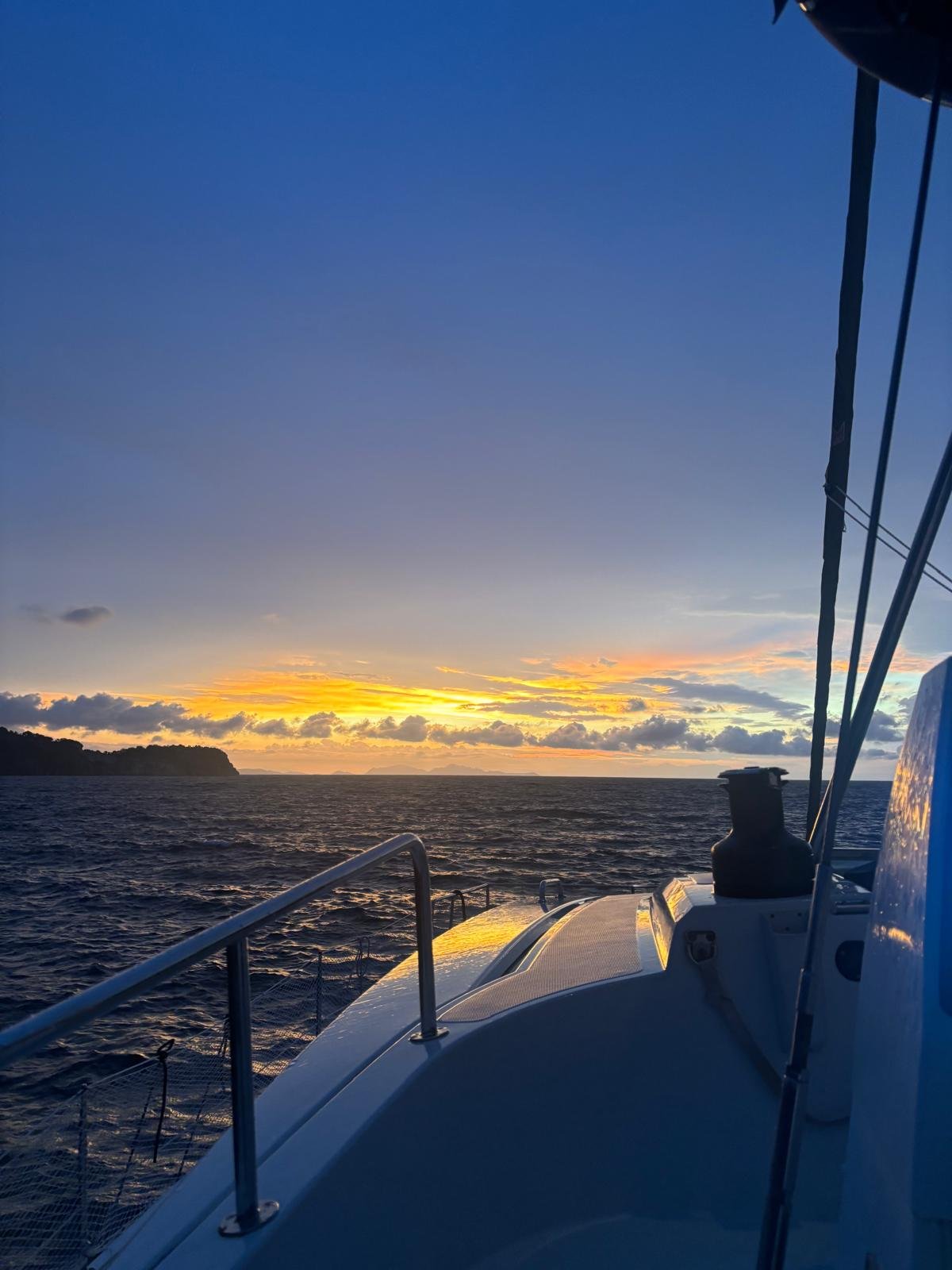 Východ slnka na mori je čarovný.