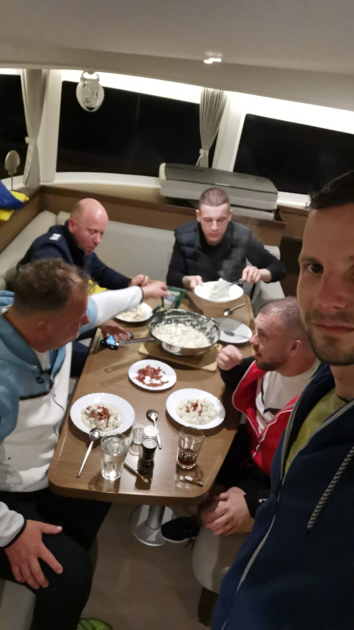 Keď večeria celá posádka.